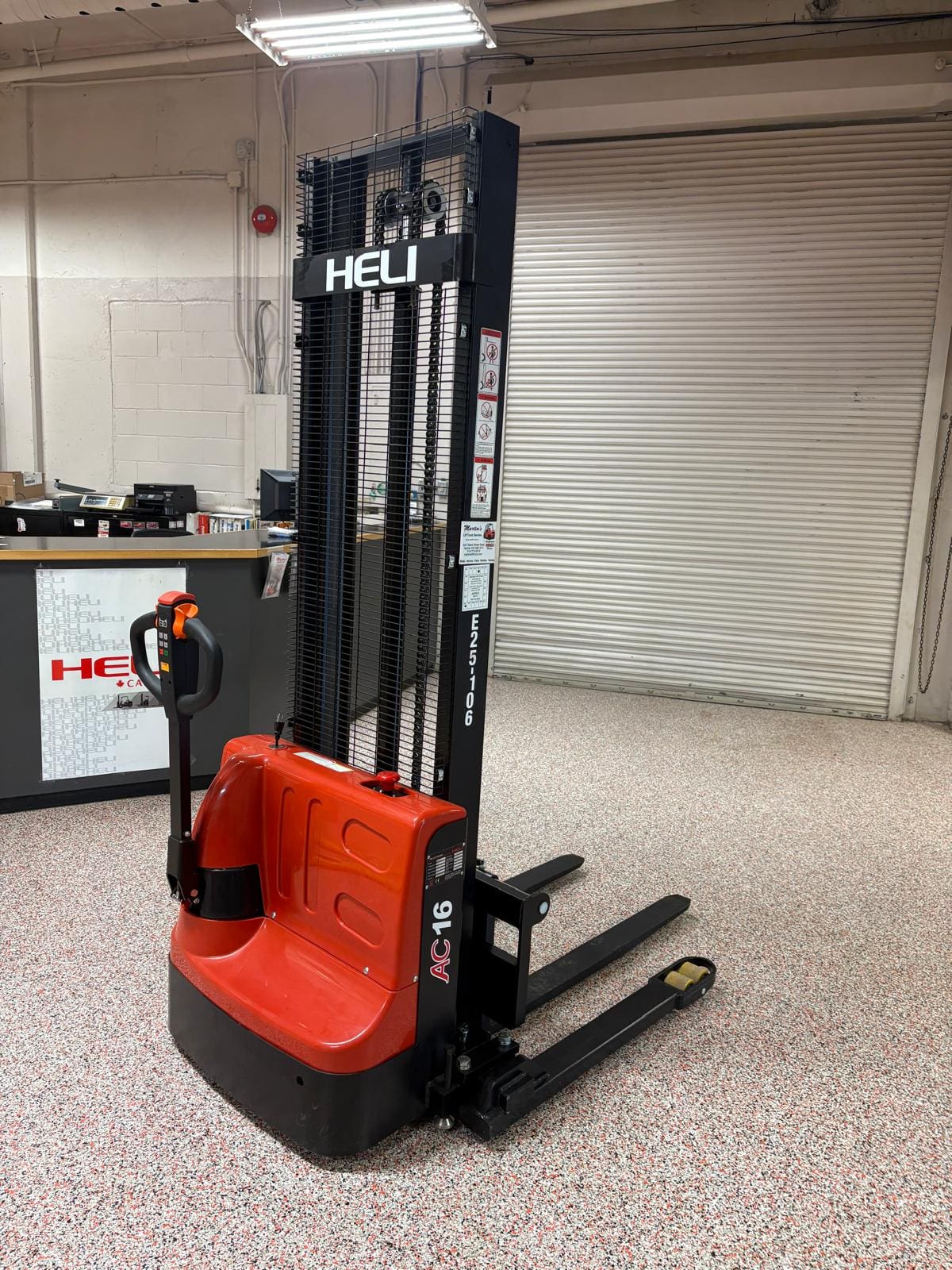 NEW! Heli Straddle Stacker